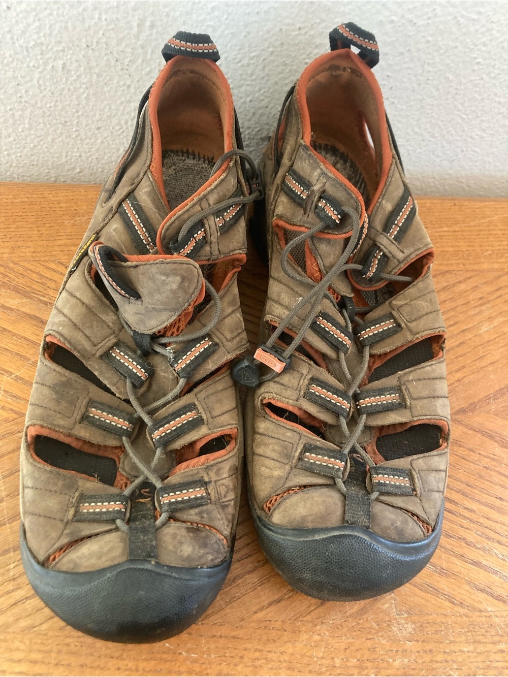 KEEN Men’s Waterproof Brown and Orange Hiking Shoes Size 11.